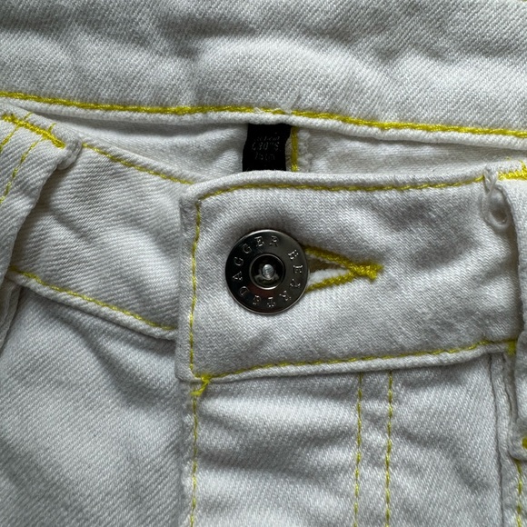 Heart & Dagger Skinny Jeans in White with Contrast Stitch - Picture 8 of 9